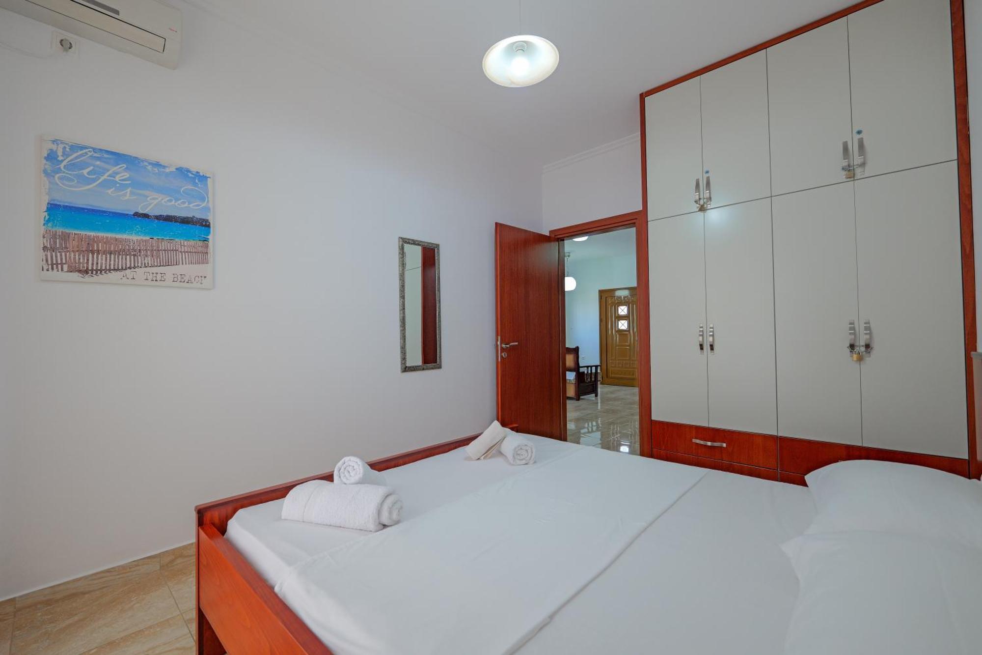 Guesthouse Moonlight Downtown Ксамил Екстериор снимка