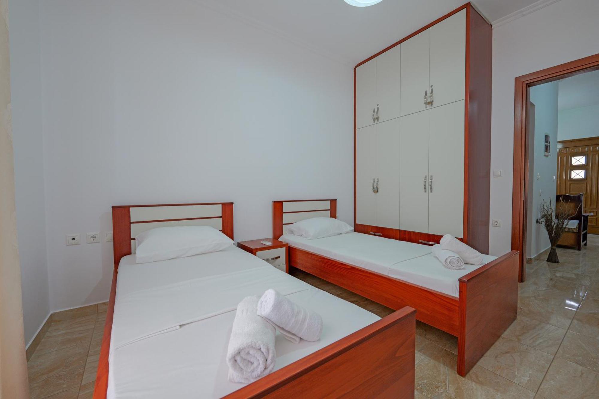 Guesthouse Moonlight Downtown Ксамил Екстериор снимка