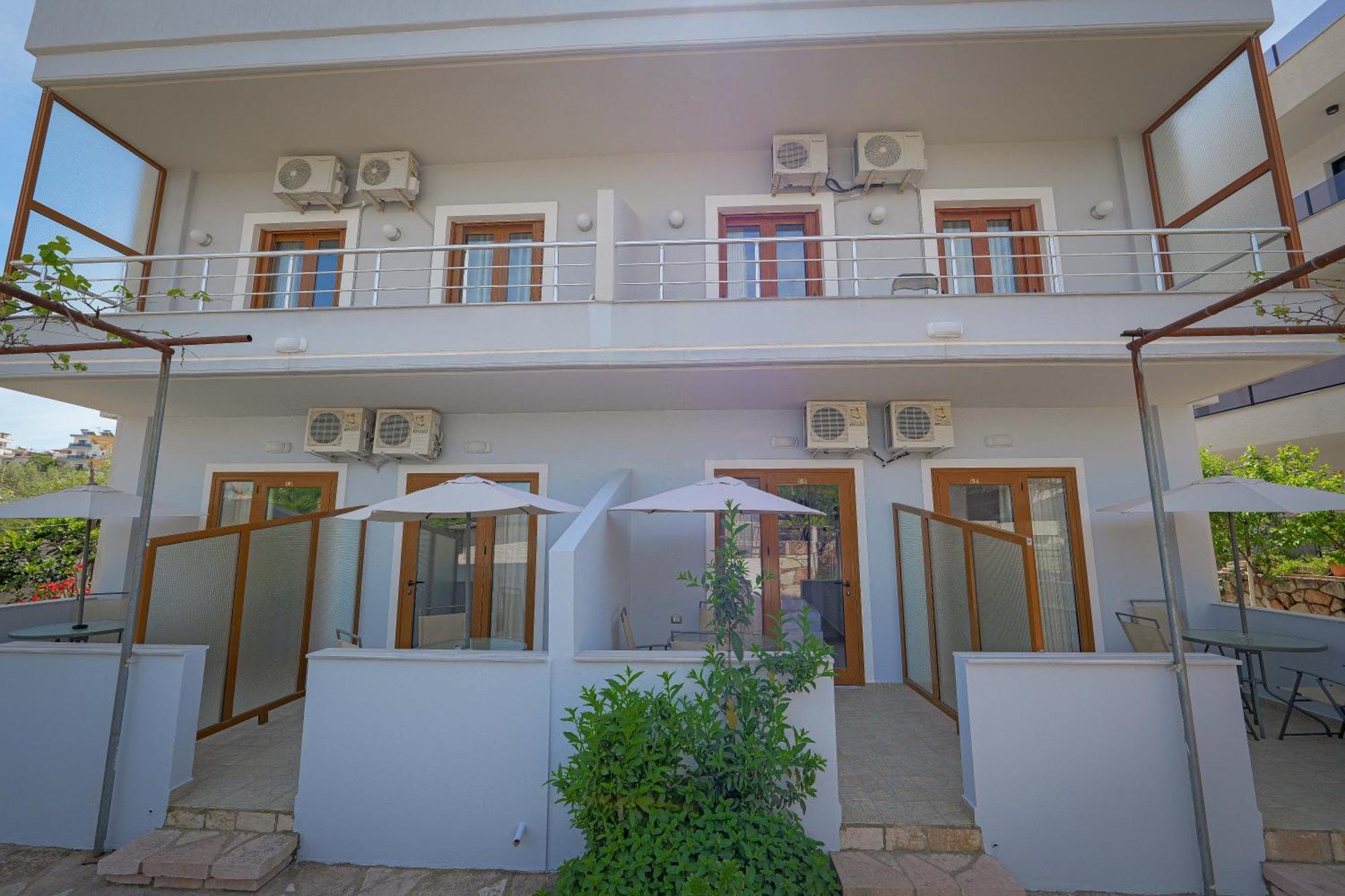 Guesthouse Moonlight Downtown Ксамил Екстериор снимка