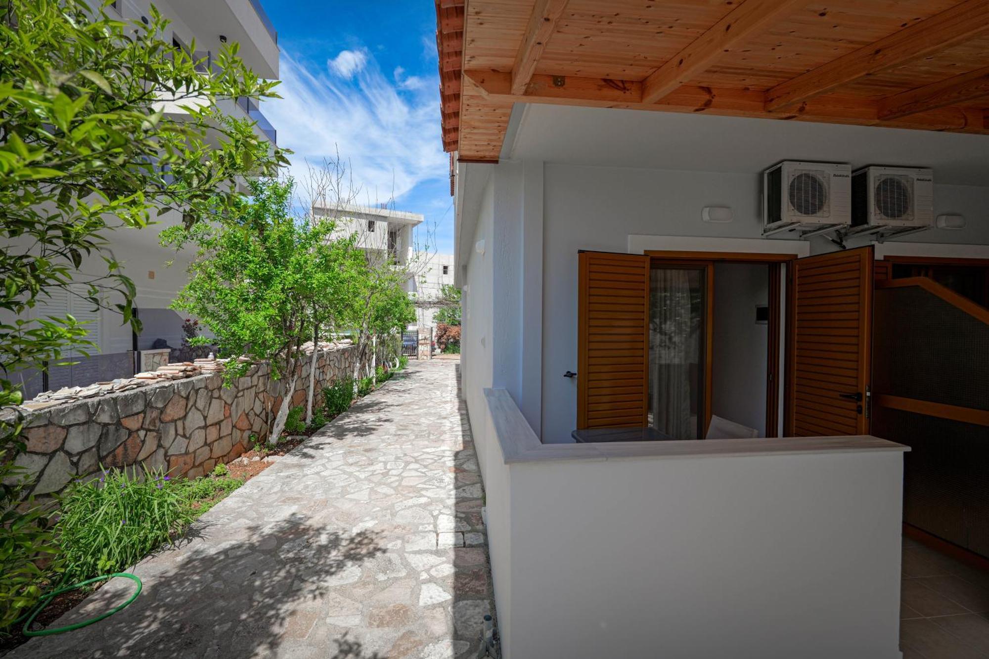 Guesthouse Moonlight Downtown Ксамил Екстериор снимка