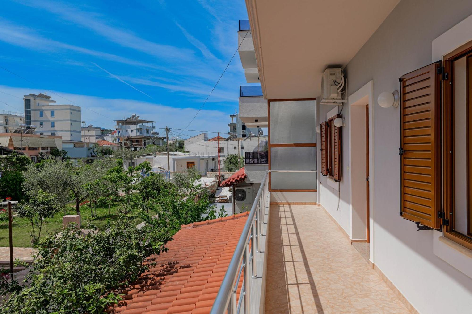 Guesthouse Moonlight Downtown Ксамил Екстериор снимка