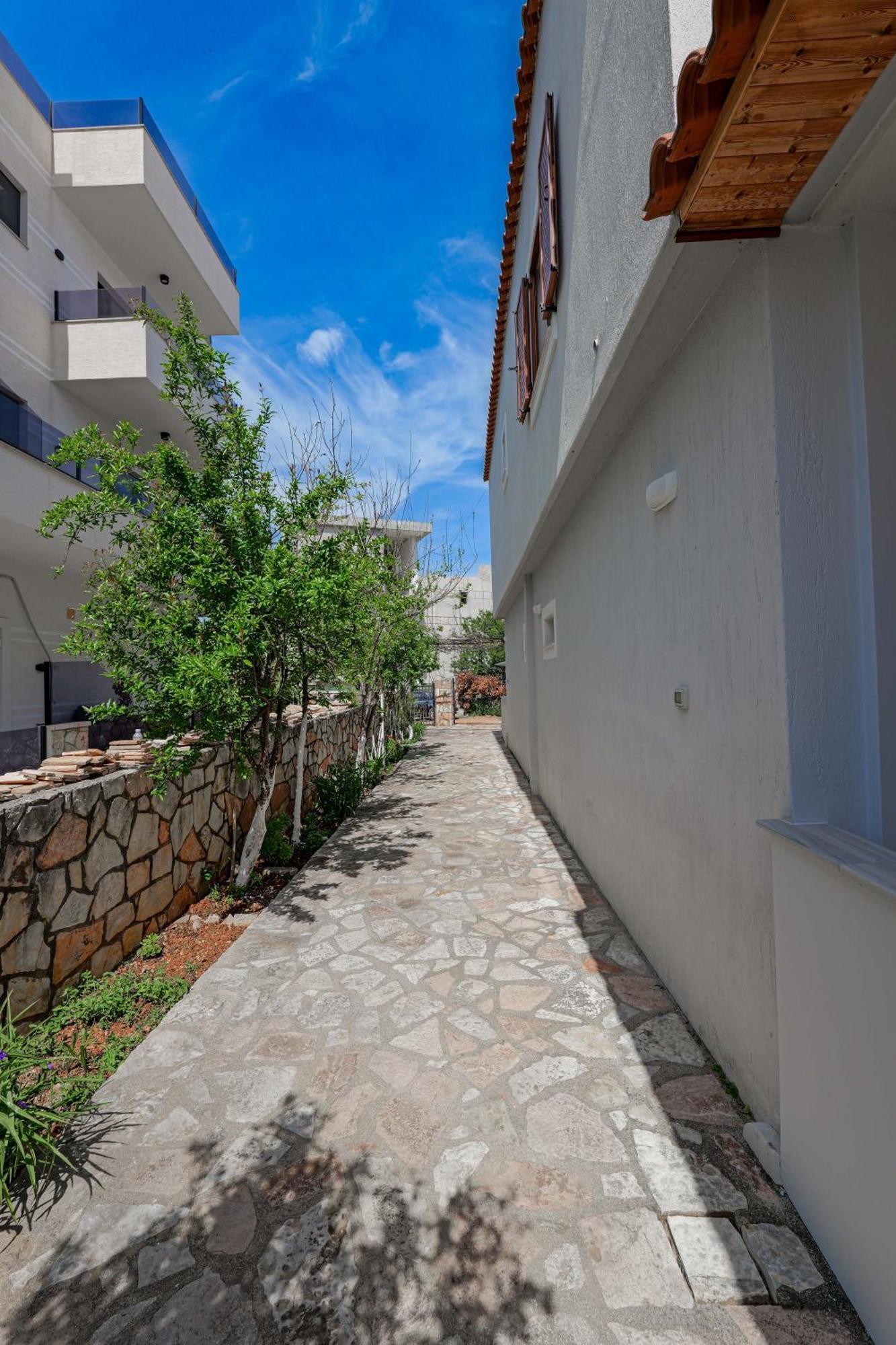 Guesthouse Moonlight Downtown Ксамил Екстериор снимка