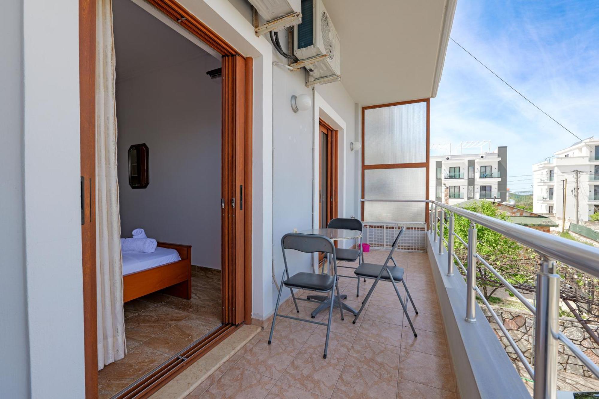 Guesthouse Moonlight Downtown Ксамил Екстериор снимка