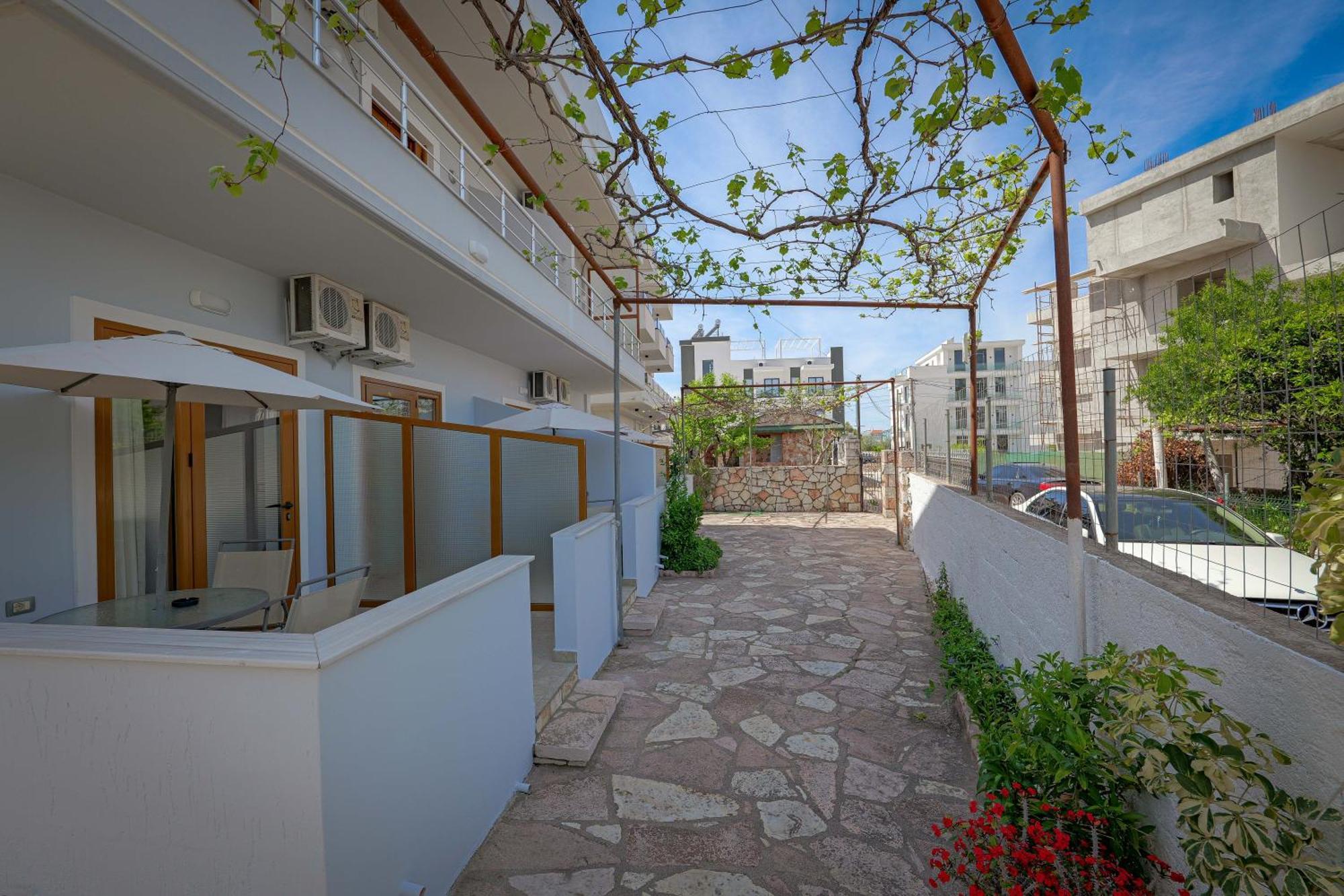 Guesthouse Moonlight Downtown Ксамил Екстериор снимка