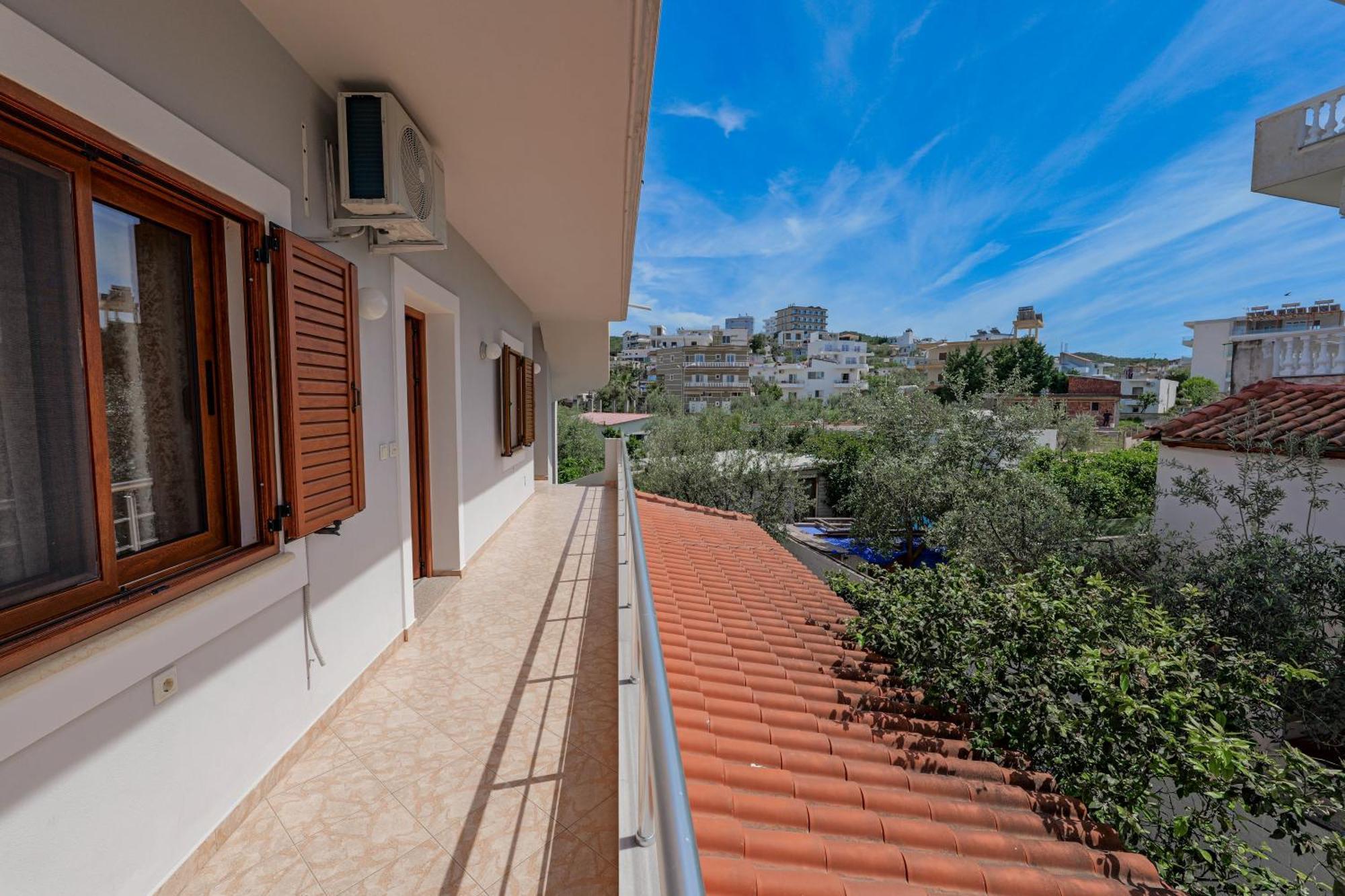Guesthouse Moonlight Downtown Ксамил Екстериор снимка