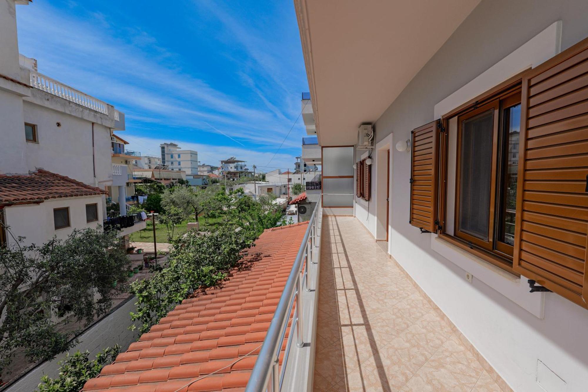 Guesthouse Moonlight Downtown Ксамил Екстериор снимка