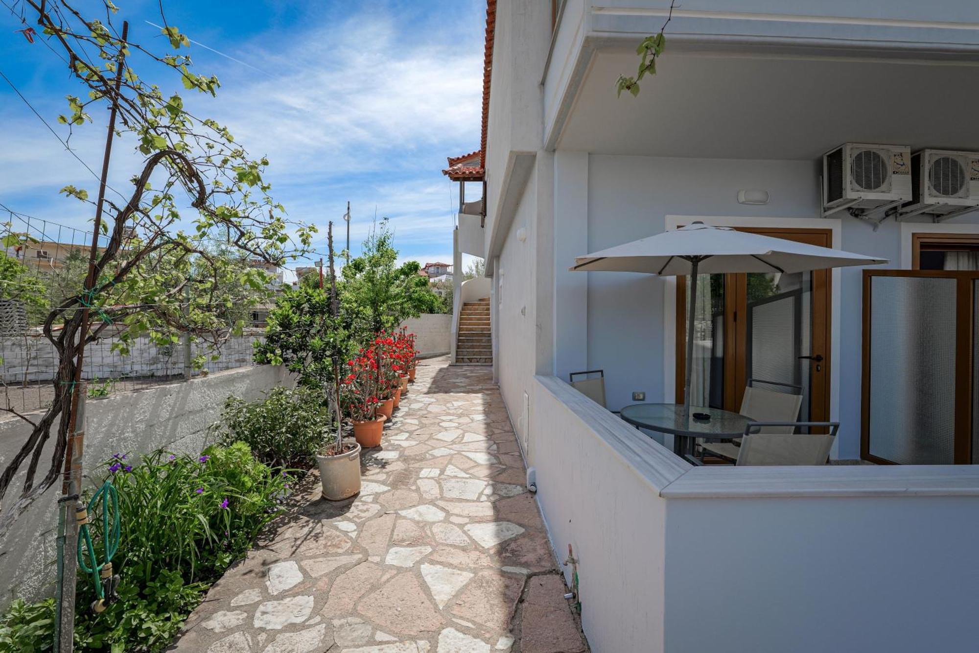 Guesthouse Moonlight Downtown Ксамил Екстериор снимка