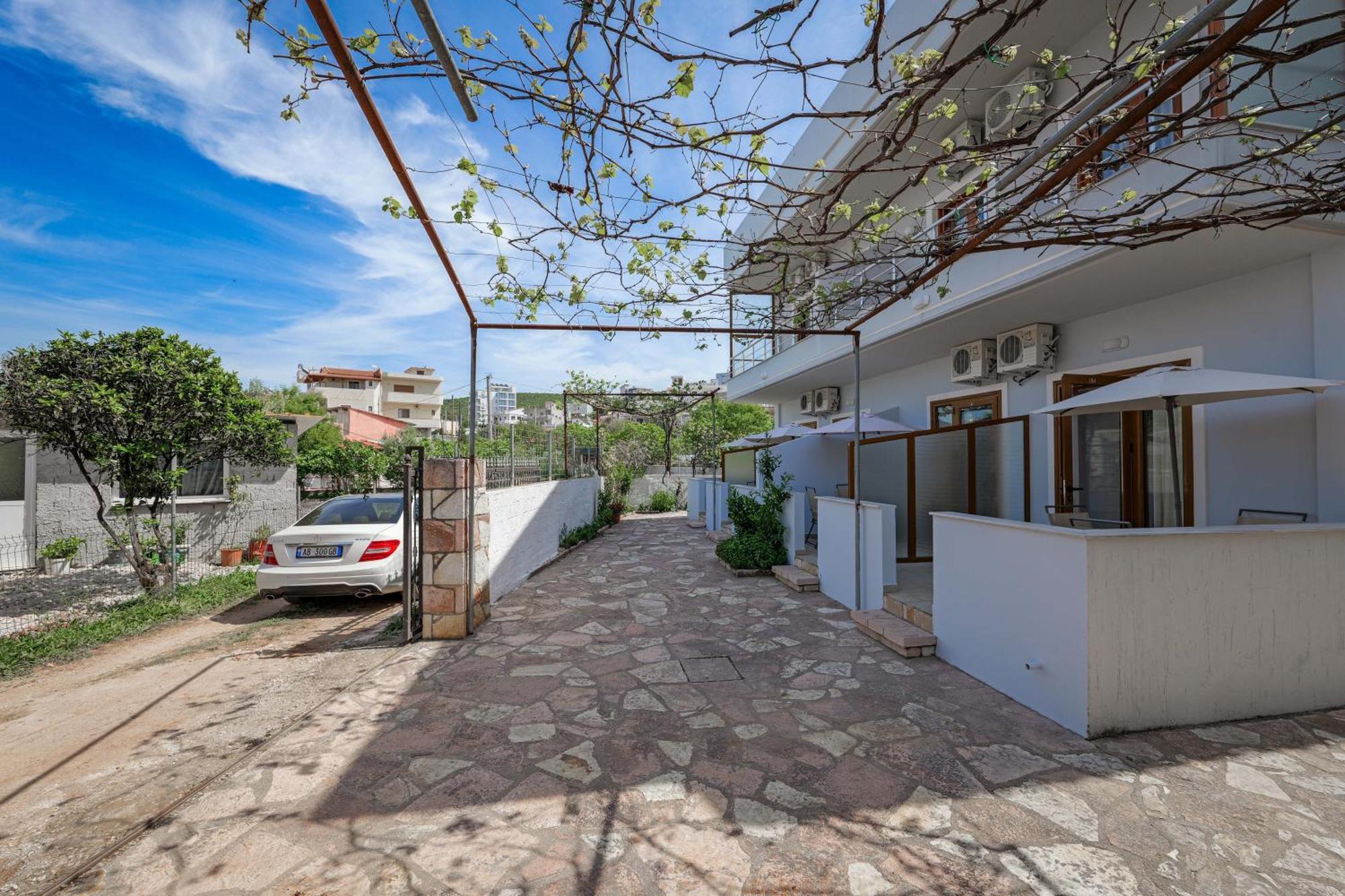 Guesthouse Moonlight Downtown Ксамил Екстериор снимка