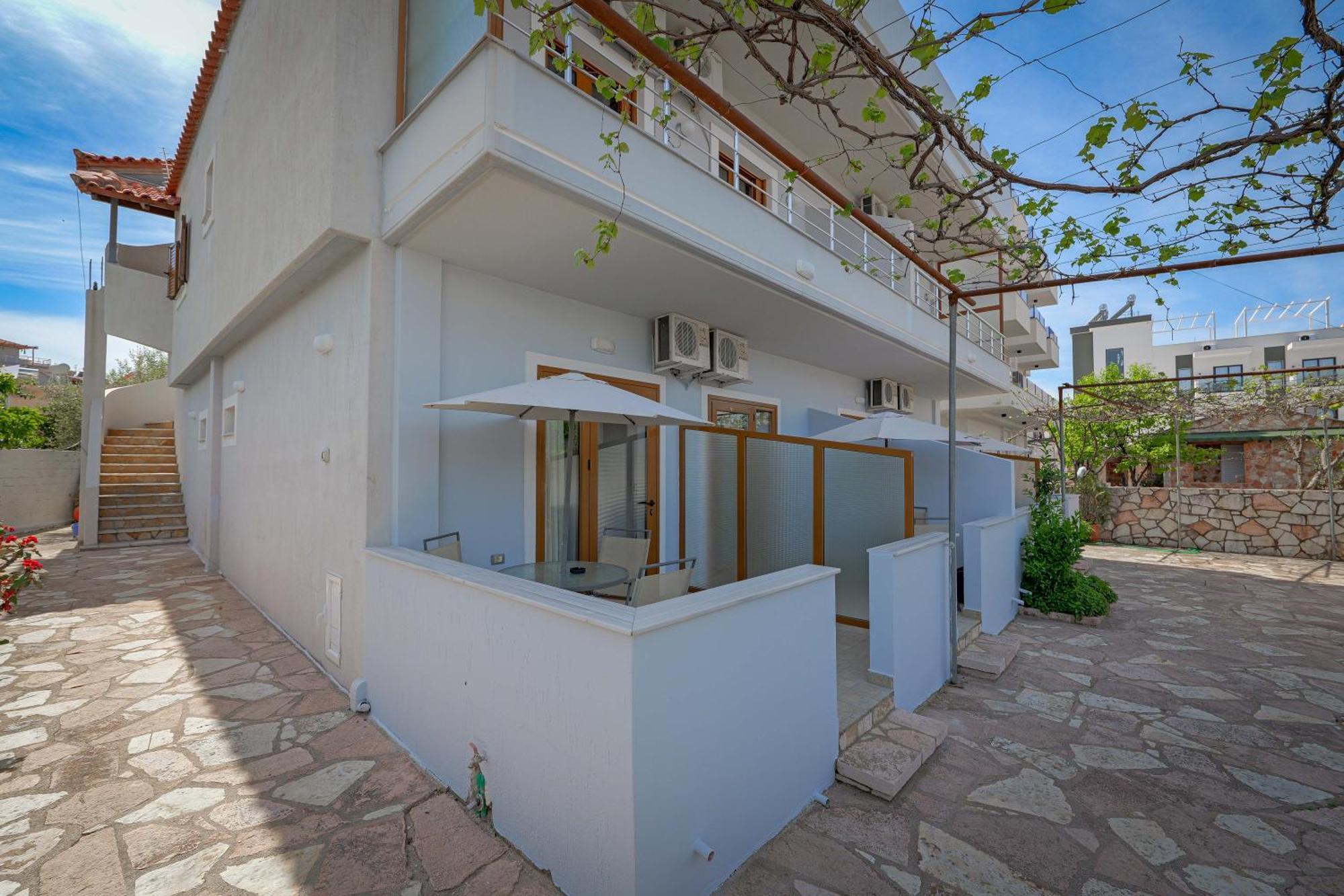 Guesthouse Moonlight Downtown Ксамил Екстериор снимка