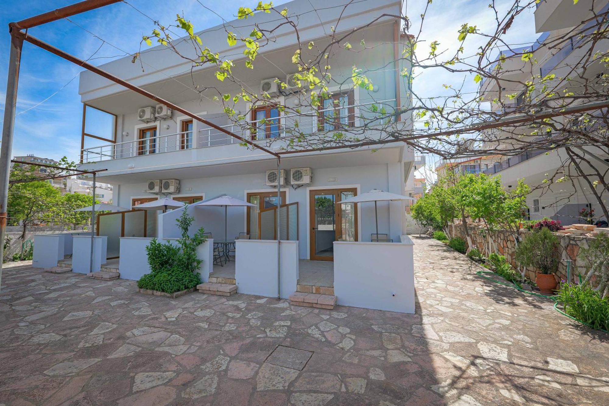 Guesthouse Moonlight Downtown Ксамил Екстериор снимка