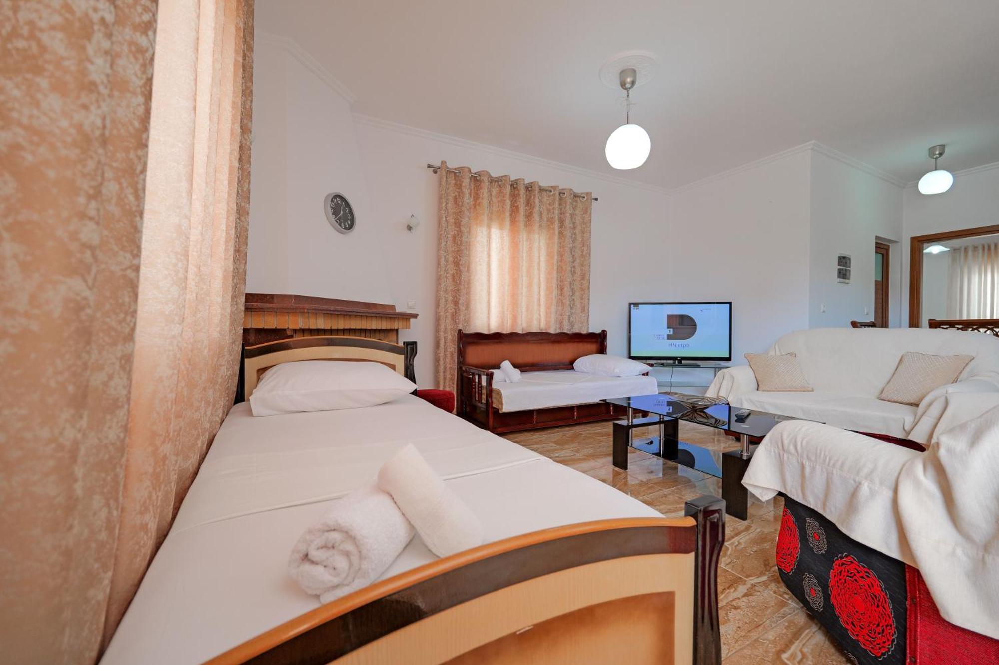 Guesthouse Moonlight Downtown Ксамил Екстериор снимка