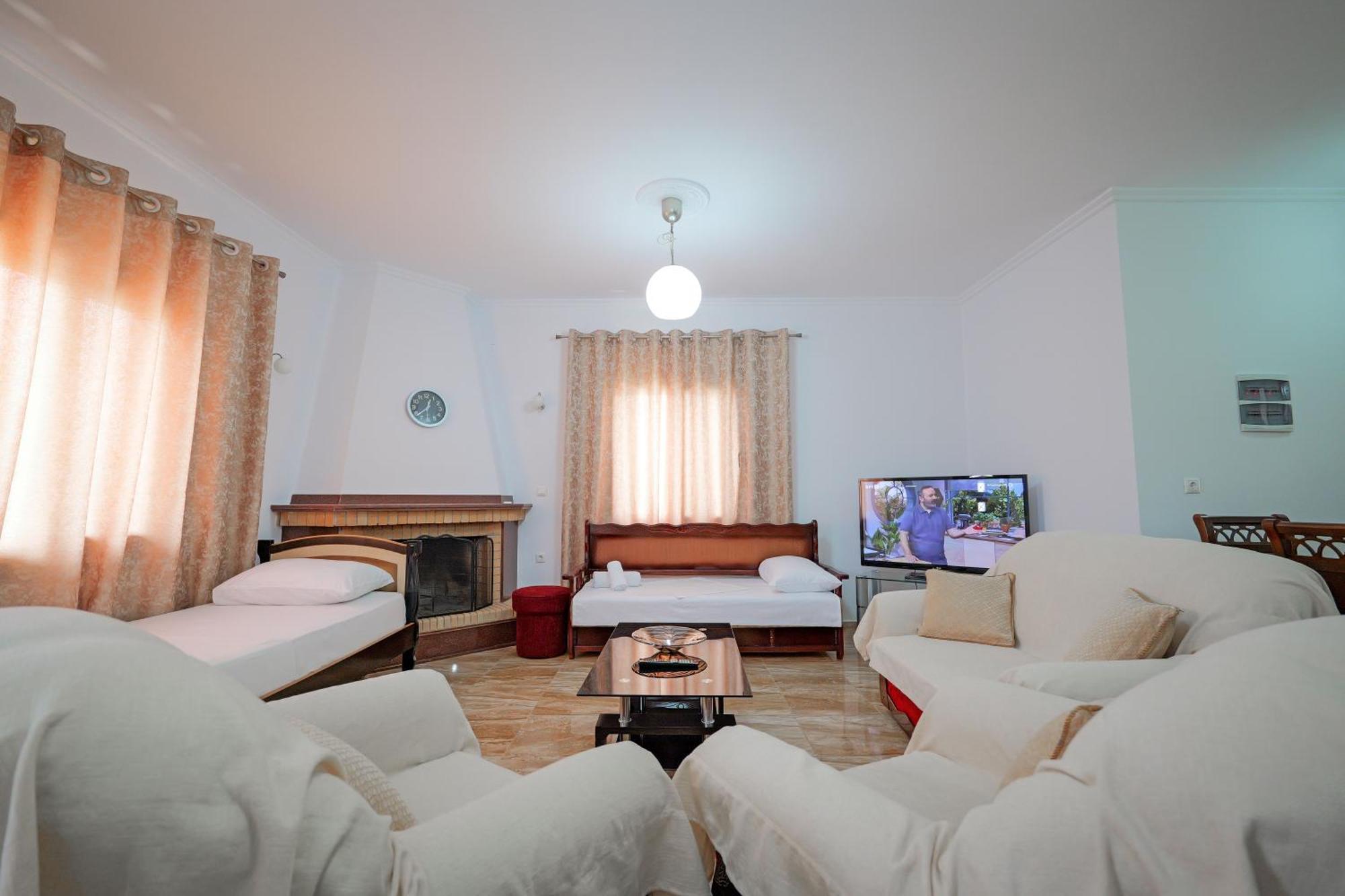Guesthouse Moonlight Downtown Ксамил Екстериор снимка