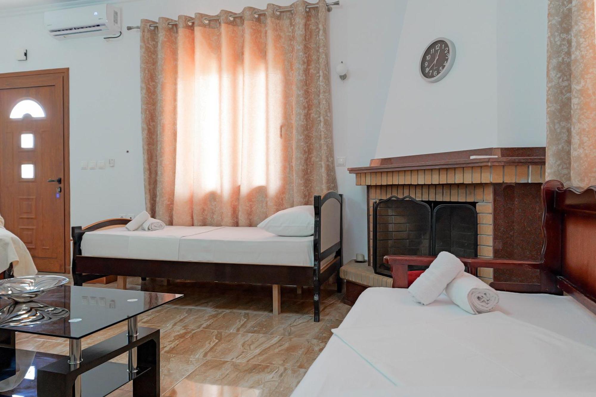 Guesthouse Moonlight Downtown Ксамил Екстериор снимка