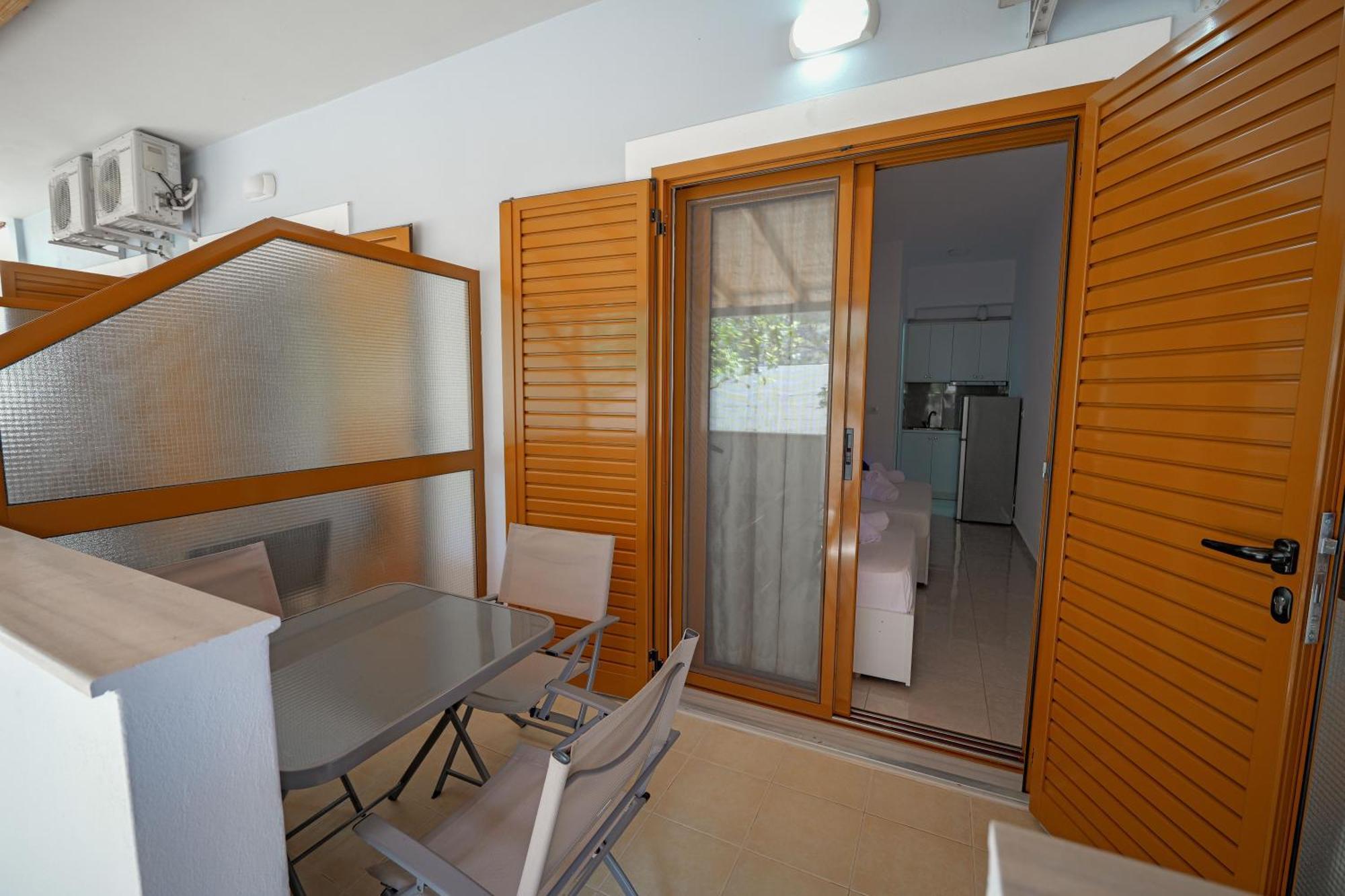Guesthouse Moonlight Downtown Ксамил Екстериор снимка