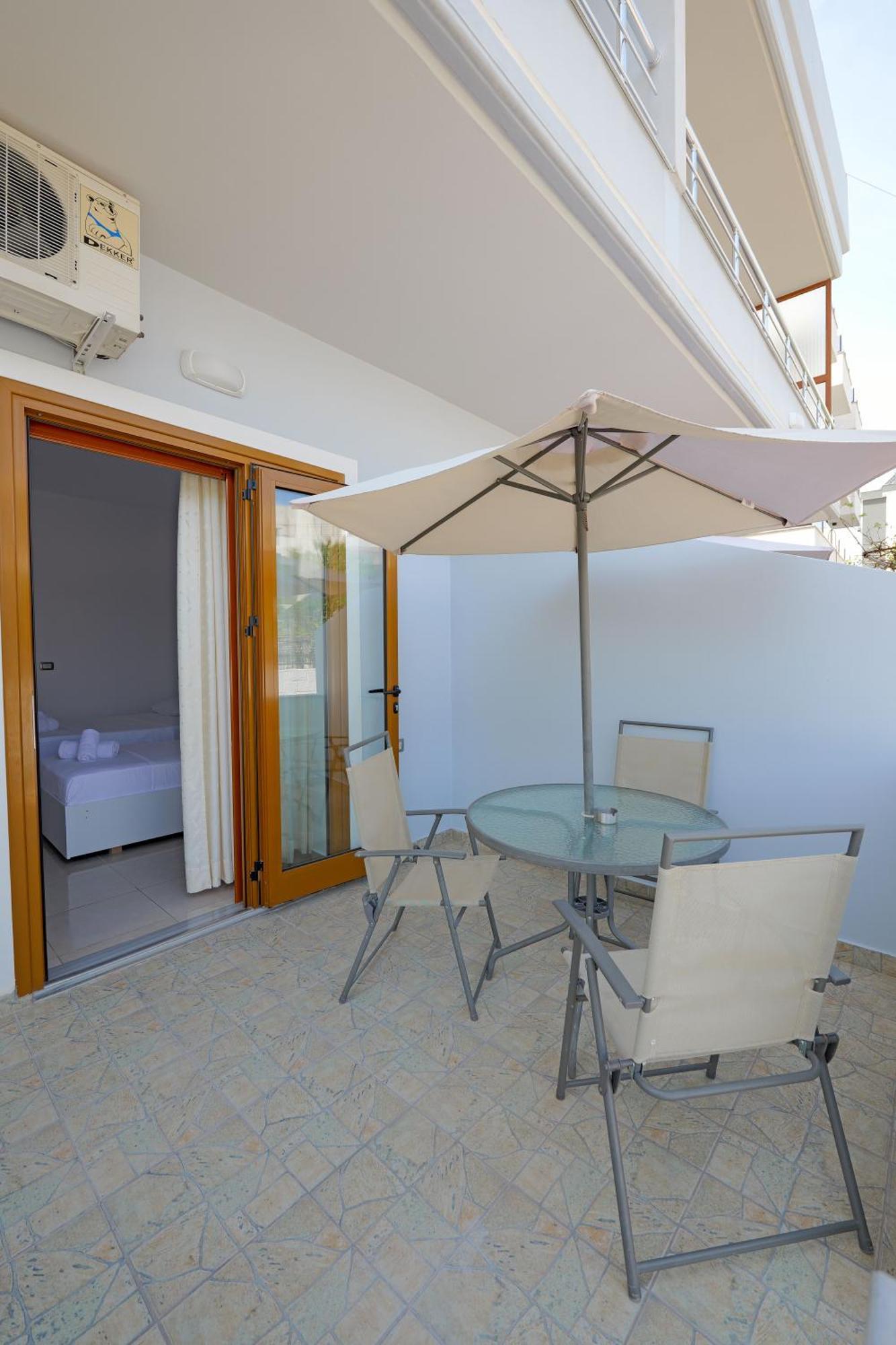 Guesthouse Moonlight Downtown Ксамил Екстериор снимка