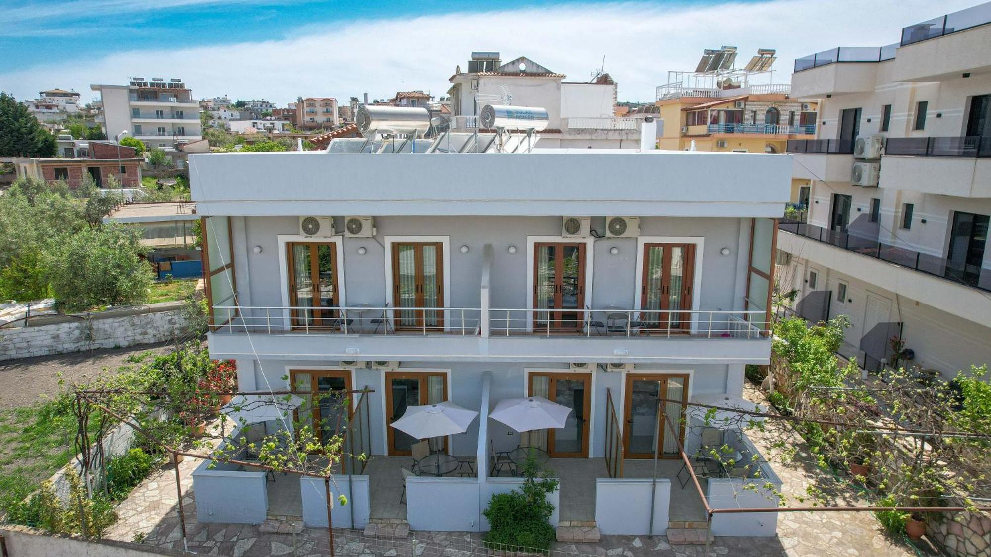 Guesthouse Moonlight Downtown Ксамил Екстериор снимка